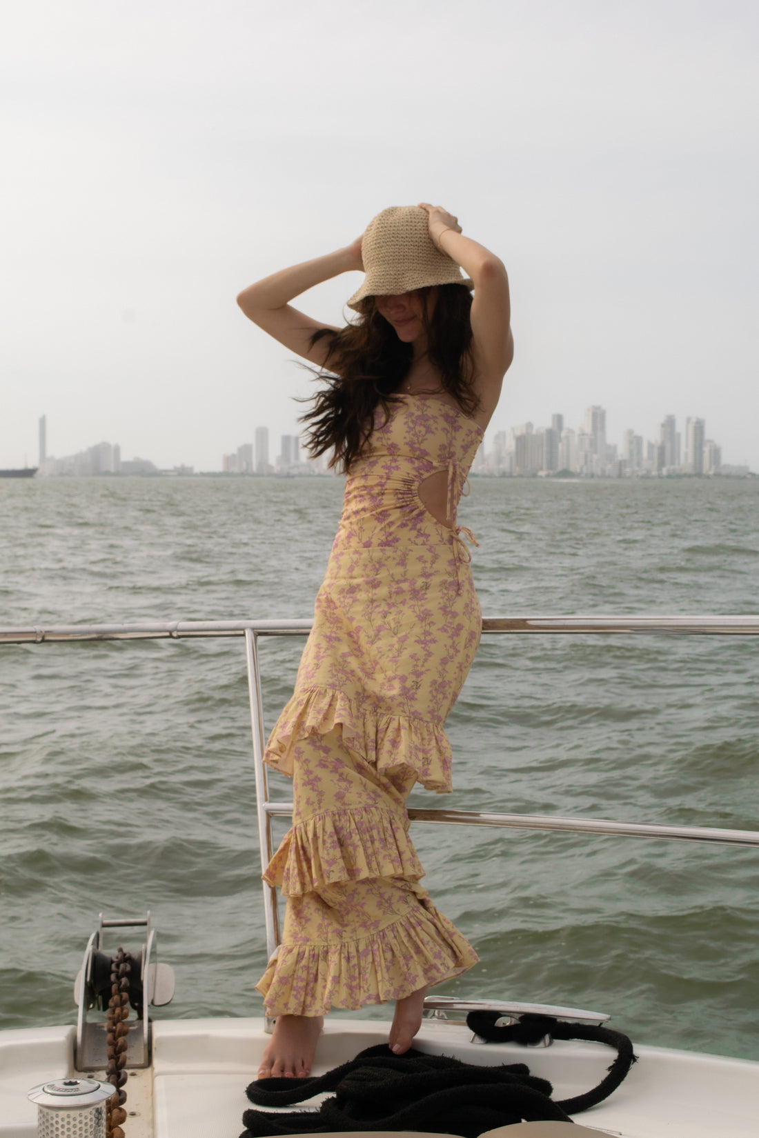 Mujer con vestido resort wear Dos Marquesas frente al mar colección verano 2026